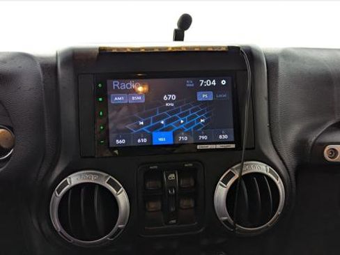 Used 2015 Jeep Wrangler Unlimited Sahara image 24