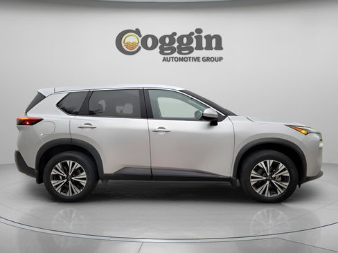 Used 2023 Nissan Rogue SV image 4