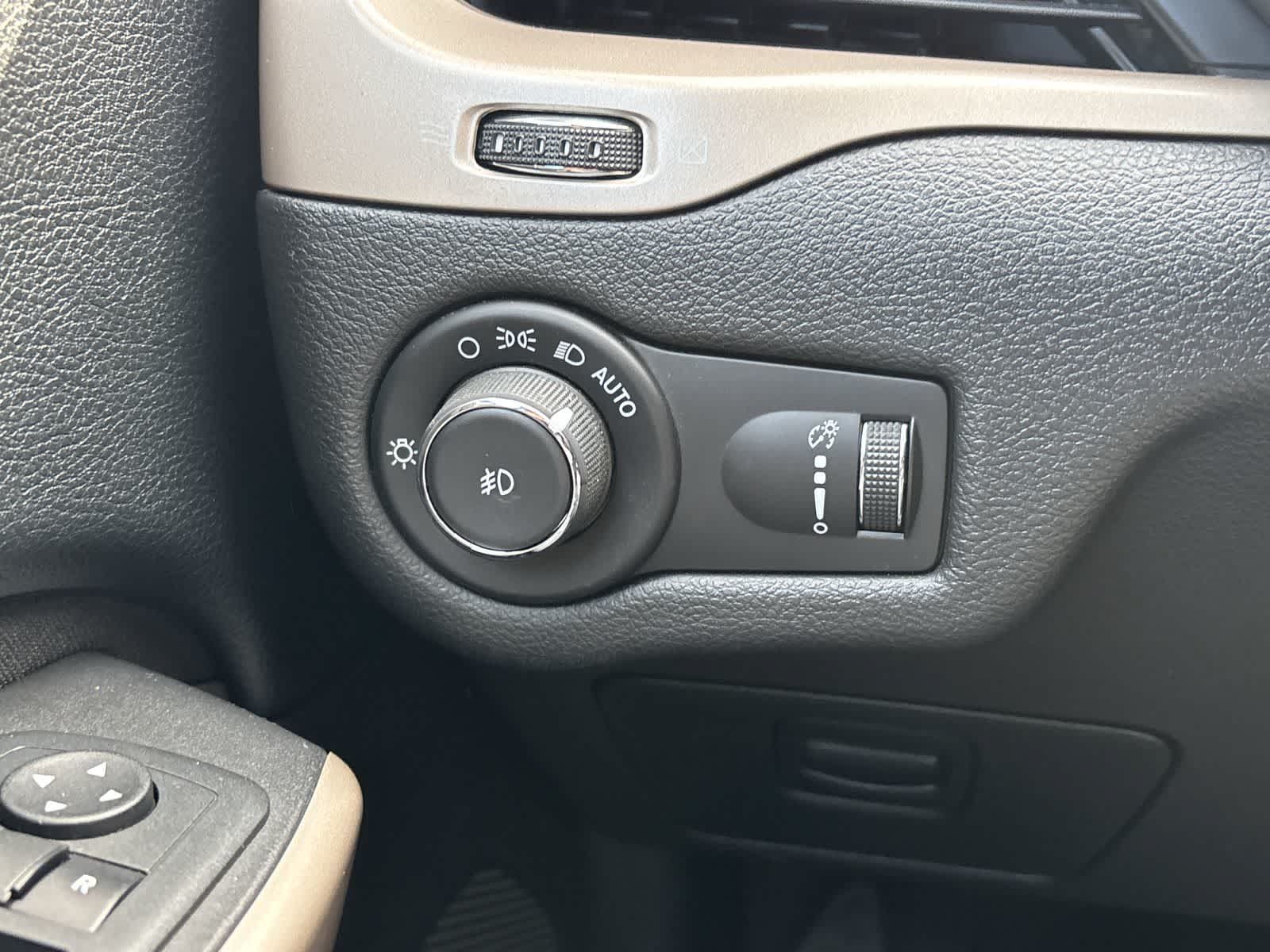 Used 2018 Jeep Cherokee Latitude w/ Altitude Package AWD/4WD image 8