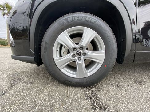 Used 2021 Toyota Highlander LE image 12