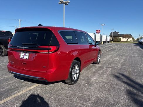 New 2026 Chrysler Pacifica Select image 5