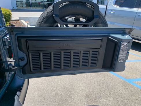 Used 2025 Jeep Wrangler Unlimited Sahara AWD/4WD image 15