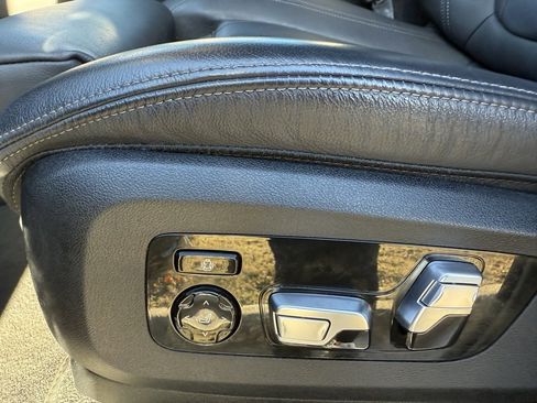 Used 2022 BMW X7 xDrive40i w/ M Sport Package image 16