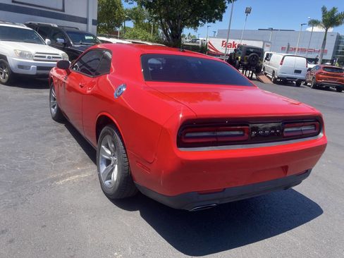 Used 2015 Dodge Challenger SXT image 19