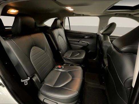 Used 2022 Toyota Highlander XLE image 30