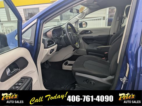 Used 2021 Chrysler Voyager LX image 17