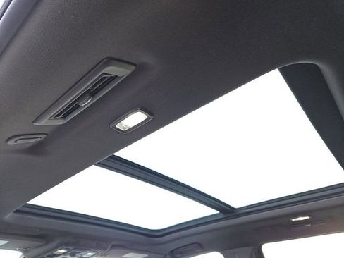 Used 2022 Cadillac Escalade Premium Luxury image 34