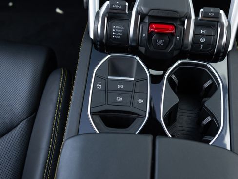 Used 2022 Lamborghini Urus AWD/4WD image 48