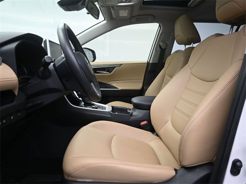 Used 2023 Toyota RAV4 XLE Premium image 9