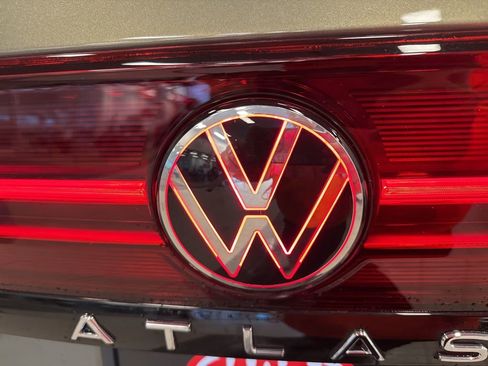 Used 2025 Volkswagen Atlas Peak Edition SE image 28