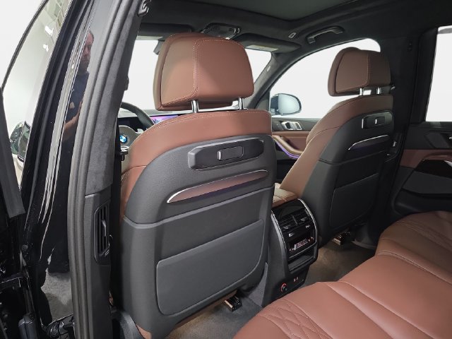 Certified 2025 BMW X7 xDrive40i w/ M Sport Package AWD/4WD image 10