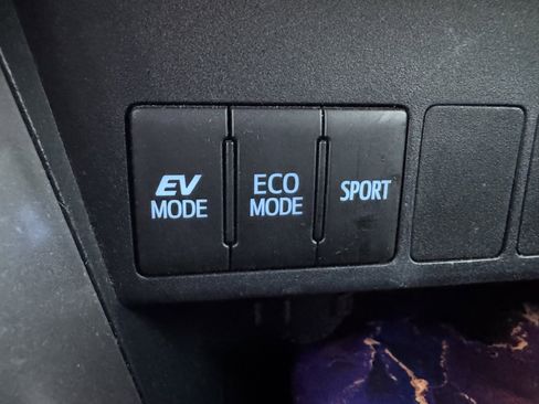 Used 2018 Toyota RAV4 LE Plus image 34