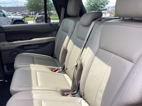 Used 2020 Ford Expedition XLT w/ Equipment Group 202A AWD/4WD image 13