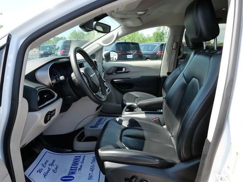 Used 2023 Chrysler Pacifica Touring-L FWD image 7