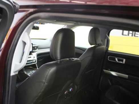 Used 2022 Ford Explorer XLT w/ Equipment Group 202A AWD/4WD image 10