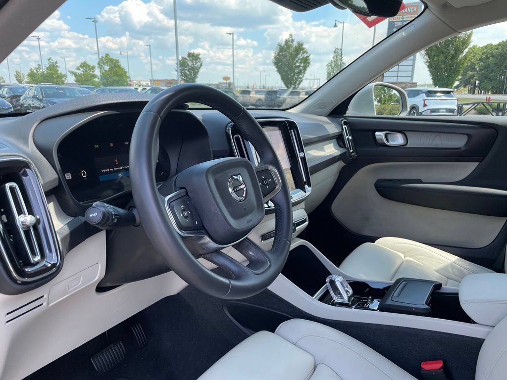 Used 2023 Volvo XC40 B5 Plus AWD/4WD image 9