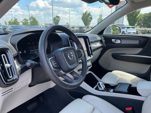 Used 2023 Volvo XC40 B5 Plus AWD/4WD image 9