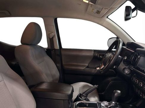 Used 2019 Toyota Tacoma SR5 AWD/4WD image 10