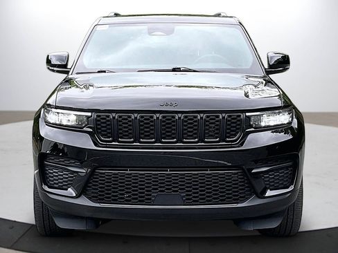 Used 2023 Jeep Grand Cherokee Altitude AWD/4WD image 3