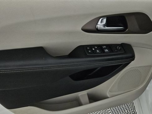 Used 2022 Chrysler Voyager LX FWD image 21
