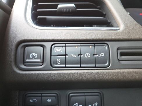 Used 2022 Chevrolet Suburban LT image 13