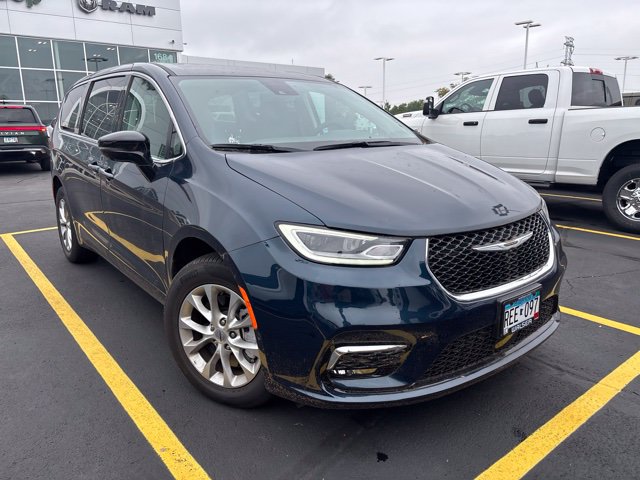 Used 2024 Chrysler Pacifica Touring-L AWD/4WD image 1