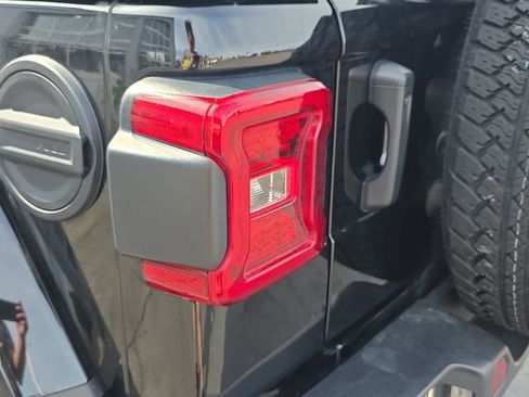 Used 2022 Jeep Wrangler Unlimited Sahara AWD/4WD image 34