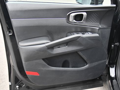 Used 2023 Kia Sorento LX image 14