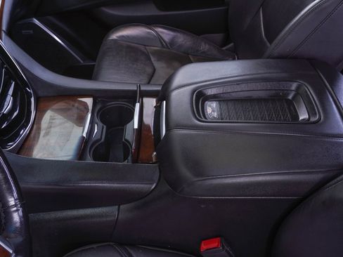 Used 2019 Cadillac Escalade ESV Premium Luxury image 17