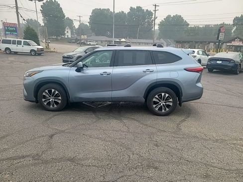Used 2021 Toyota Highlander XLE AWD/4WD image 3