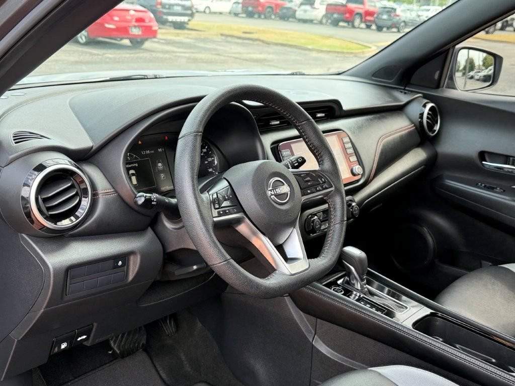 Used 2023 Nissan Kicks SR w/ SR Premium Package FWD image 11