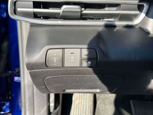 Used 2024 Hyundai Elantra SE image 17