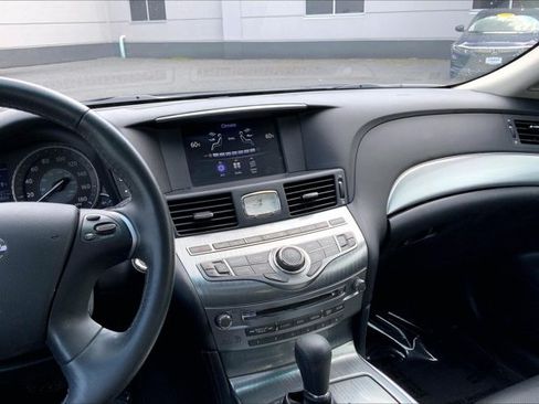 Used 2018 INFINITI Q70 Luxe AWD/4WD image 5