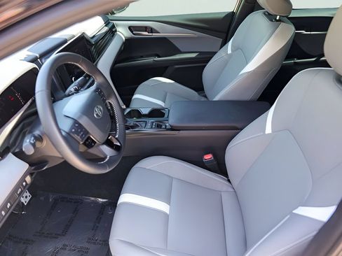Used 2025 Toyota Camry SE w/ Convenience Package FWD image 12