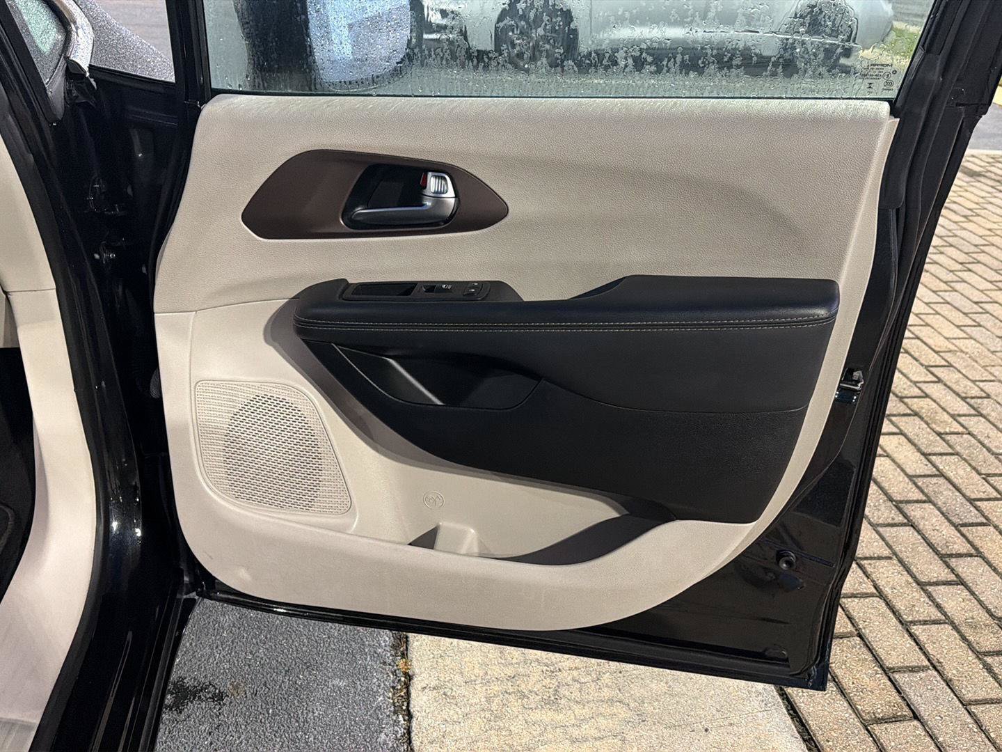 Used 2023 Chrysler Voyager LX FWD image 15