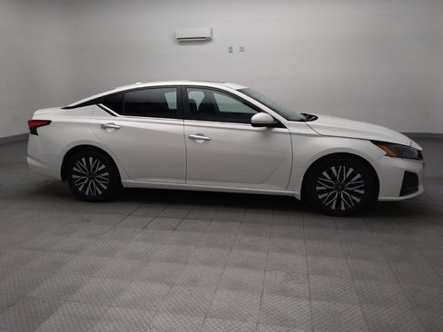 Used 2023 Nissan Altima 2.5 SV w/ SV Premium Package FWD image 11
