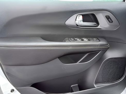 New 2026 Chrysler Pacifica Select AWD/4WD image 25