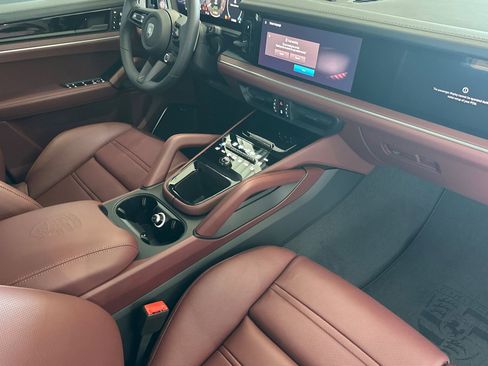 New 2025 Porsche Cayenne Turbo AWD/4WD image 18