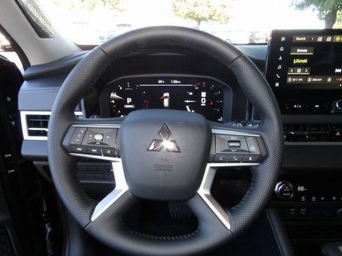 New 2025 Mitsubishi Outlander SE image 33