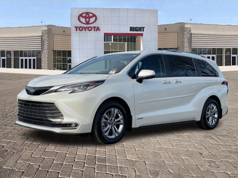 Used 2021 Toyota Sienna Platinum image 2