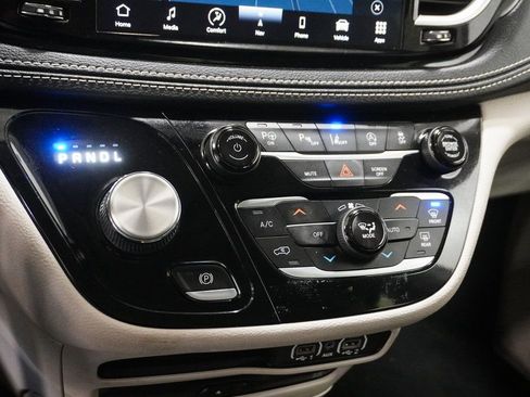 Used 2022 Chrysler Pacifica Touring-L w/ Uconnect Theater Family Group image 28