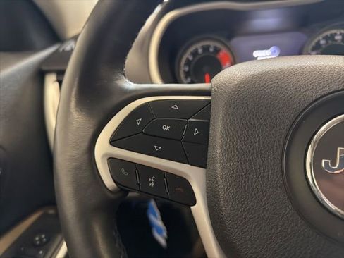 Used 2018 Jeep Cherokee Limited w/ Luxury Group AWD/4WD image 25