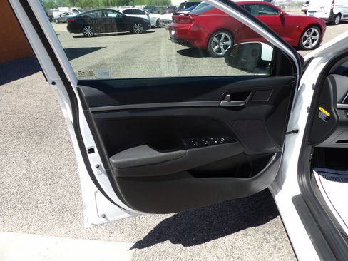Used 2018 Hyundai Elantra SE FWD image 9
