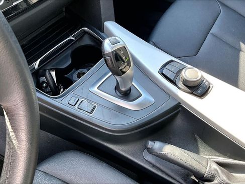 Used 2018 BMW 320i Sedan RWD image 17