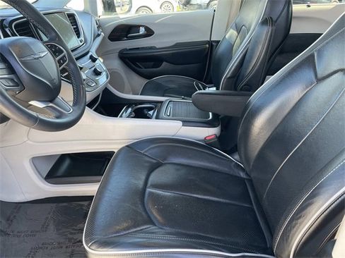 Used 2023 Chrysler Pacifica Limited image 21