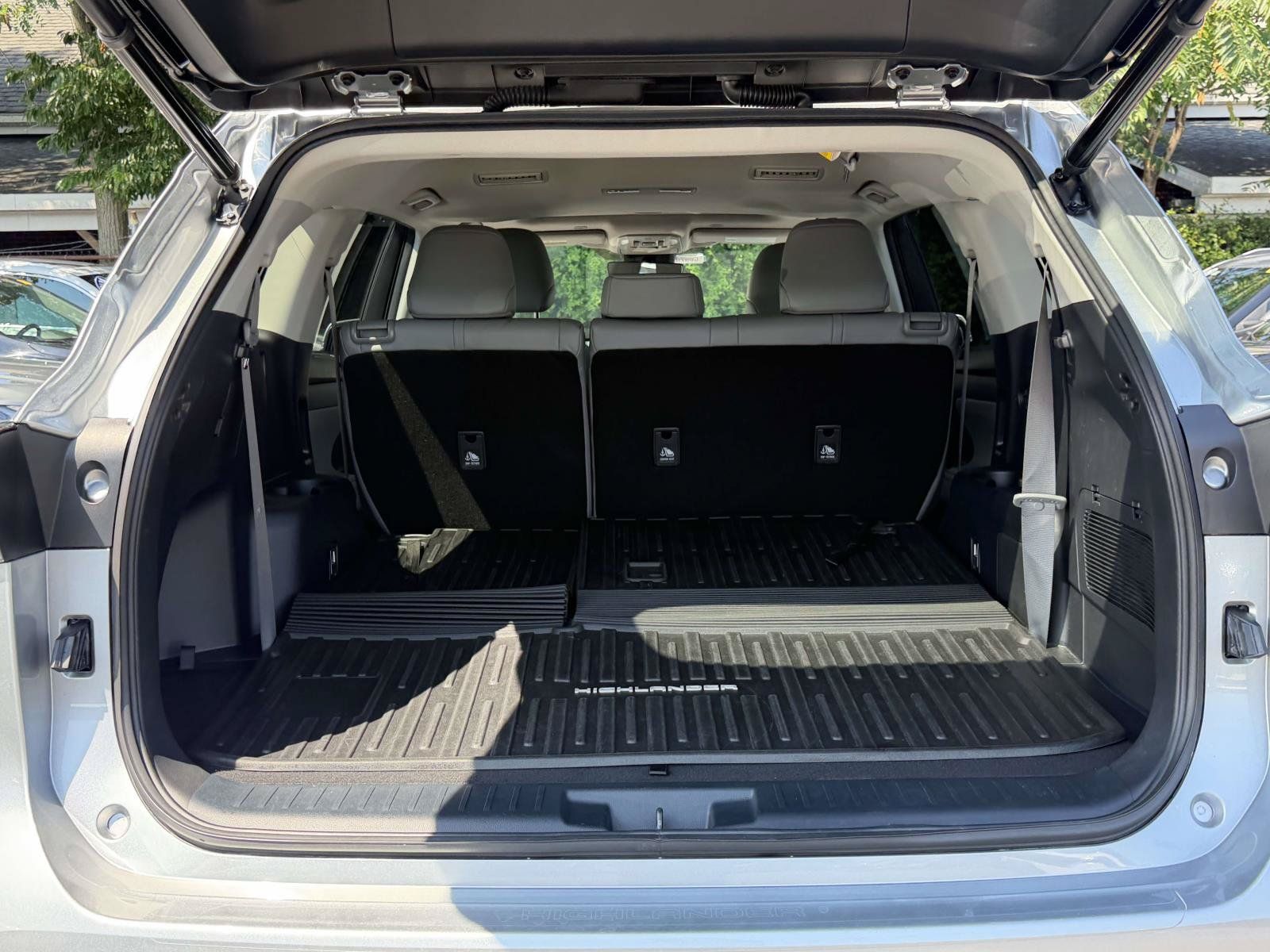 Used 2023 Toyota Highlander XLE AWD/4WD image 9