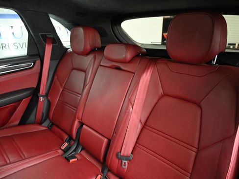 Used 2019 Porsche Cayenne Turbo w/ Sportdesign Package image 35