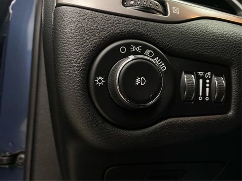 Used 2019 Jeep Cherokee Latitude Plus w/ Cold Weather Group AWD/4WD image 23