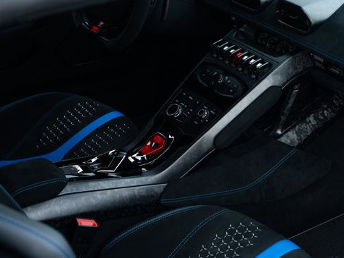 Used 2018 Lamborghini Huracan Performante AWD/4WD image 21