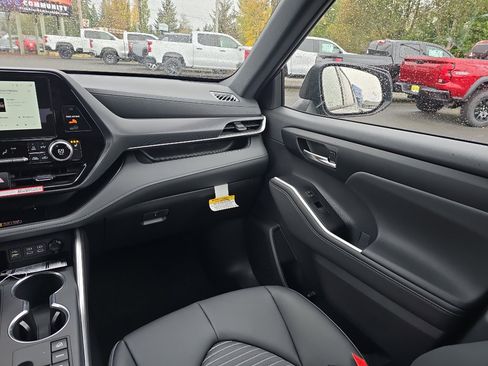 New 2025 Toyota Highlander XSE image 24
